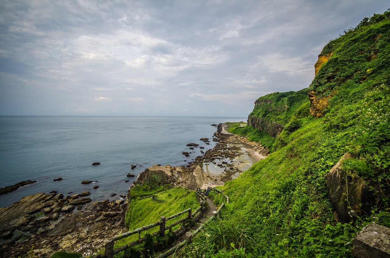 美舰通过台湾海峡