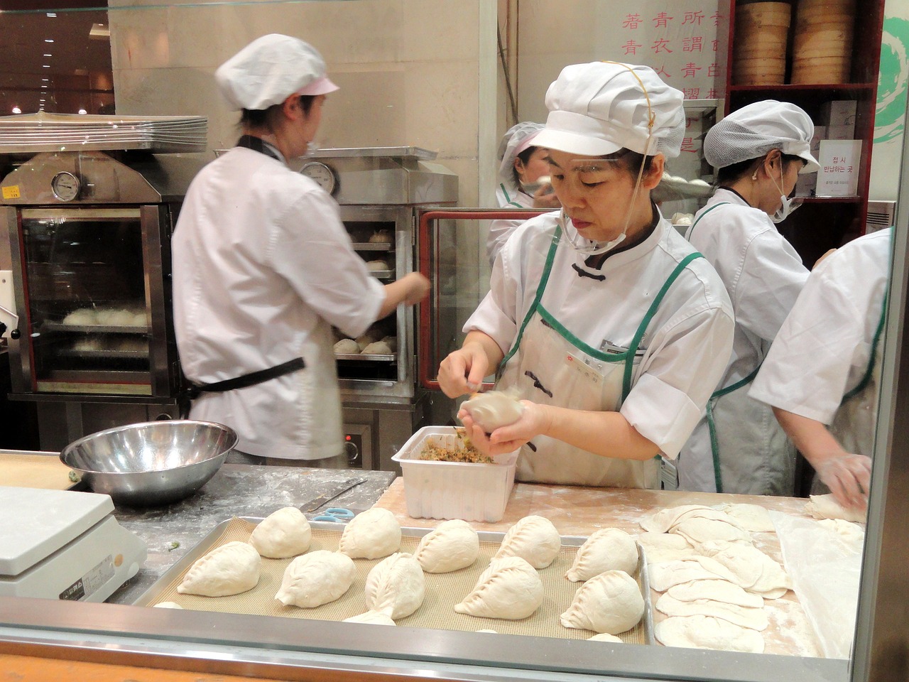 两男子频繁光顾餐厅却屡次霸占食物，餐馆无奈投诉至警方