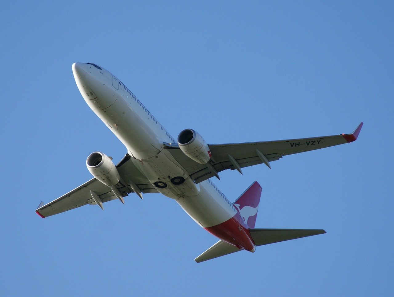 神十五飞船离开空间站